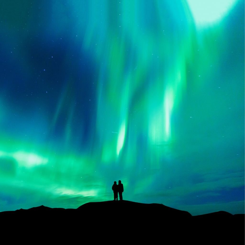 Casal, acompanhando a Aurora Boreal